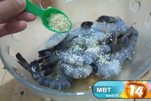 Bước 2: Ướp tôm với hạt nêm cho vừa khẩu vị trong khoảng 15 phút. Xem thêm: các bài thuốc dân gian chữa bệnh hiệu quả. Bước 2: Ướp tôm với hạt nêm cho vừa khẩu vị trong khoảng 15 phút. Xem thêm: các bài thuốc dân gian chữa bệnh hiệu quả.