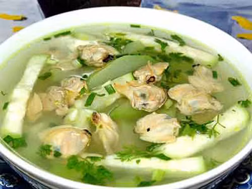 Canh hến lá dâu cũng là món ăn chữa được nhiều bệnh. Theo các nhà dinh dưỡng cũng đã khẳng định lá dâu và hến đều có hàm lượng đạm cao, nhiều acid amin cùng các nguyên tố vi lượng như vitamin C, kẽm, magiê, colin, adenine, trigonellin. Ngoài ra còn có đường, calcium… có tác dụng tăng cường chuyển hóa, bổ dưỡng cơ thể, lợi gan mật, ích thận, lợi đại tiểu tiện, an thần, hạ áp. Tuy nhiên, cần chú ý là những người tì vị hư hàn, âm thịnh (lạnh tứ chi, sợ lạnh, tiêu chảy, đầy bụng, khó tiêu…) thì không nên dùng. Xem thêm: Những món ăn dân dã cực tốt cho sức khỏe (P5) / Những món ăn dân dã cực tốt cho sức khỏe (P4) Canh hến lá dâu cũng là món ăn chữa được nhiều bệnh. Theo các nhà dinh dưỡng cũng đã khẳng định lá dâu và hến đều có hàm lượng đạm cao, nhiều acid amin cùng các nguyên tố vi lượng như vitamin C, kẽm, magiê, colin, adenine, trigonellin. Ngoài ra còn có đường, calcium… có tác dụng tăng cường chuyển hóa, bổ dưỡng cơ thể, lợi gan mật, ích thận, lợi đại tiểu tiện, an thần, hạ áp. Tuy nhiên, cần chú ý là những người tì vị hư hàn, âm thịnh (lạnh tứ chi, sợ lạnh, tiêu chảy, đầy bụng, khó tiêu…) thì không nên dùng. Xem thêm: Những món ăn dân dã cực tốt cho sức khỏe (P5) / Những món ăn dân dã cực tốt cho sức khỏe (P4)