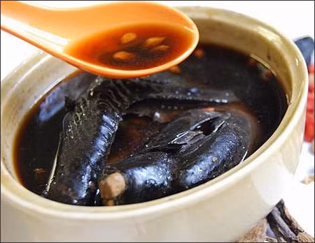 Trong y học cổ truyền, thịt gà ác được dùng với tên thuốc là Ô kê nhục. Ô kê nhục có vị ngọt, mặn, mùi thơm, tính ấm, không độc, có tác dụng bổ dương cao, ích khí huyết, giảm đau, đặc trị các bệnh về phổi, thận, mồ hôi trộm, đau lưng, đái tháo, di tinh, hoạt tinh, kết lỵ lâu ngày, nóng trong xương, chân tay yếu mỏi, thiếu máu, rất tốt cho người tạng yếu, người già, người mới ốm khỏi hoặc đang dưỡng bệnh, phụ nữ sau khi sinh. Xem thêm: Những thực phẩm giàu dinh dưỡng, tốt cho sức khỏe