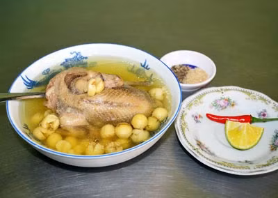 Chữa ra mồ hôi trộm: Lấy một con chim bồ câu; 25gr kỷ tử; 20gr hoàng kỳ. Bồ câu làm sạch, bỏ nội tạng, cho thuốc vào bụng chim khâu kín lại, hấp cách thủy. Khi chín, bỏ thuốc, ăn thịt chim, uống nước. Ngày ăn một lần, ăn liền 2 ngày. Sau đó nghỉ ba ngày lại tiếp tục ăn hai ngày. Ăn hai liệu trình như vậy sẽ cho kết quả tốt. Xem thêm: Những thực phẩm giàu dinh dưỡng, tốt cho sức khỏe