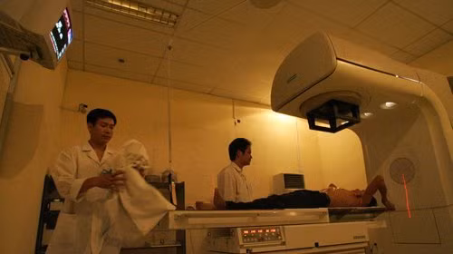 Kiểm tra bệnh bằng máy tại BV K Hà Nội. Ảnh: Tuổi trẻ Kiểm tra bệnh bằng máy tại BV K Hà Nội. Ảnh: Tuổi trẻ