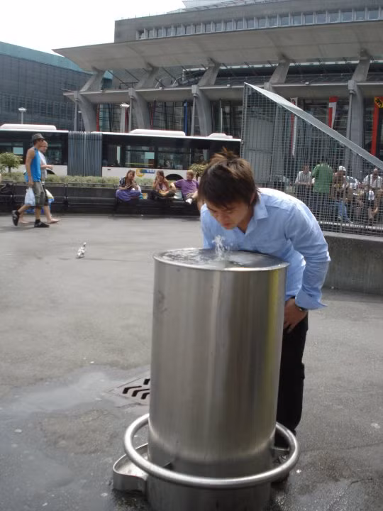 Nước ở đây có mùi gì lạ thế nhỉ Nước ở đây có mùi gì lạ thế nhỉ