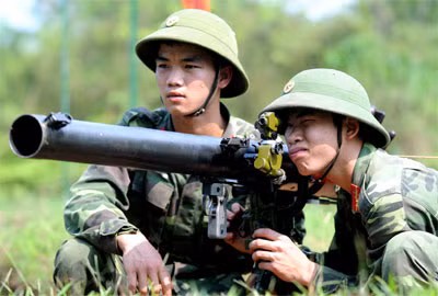 Bất chấp cái nắng nóng gay gắt đầu hè, các chiến sĩ DKZ thuộc Đại đội Hỏa lực 15 vẫn say sưa luyện rèn.