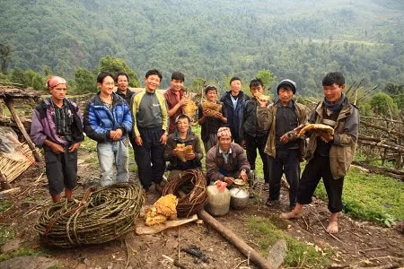 Ngày nay, một số công ty du lịch tổ chức tour săn mật ong để du khách có thể chứng kiến toàn bộ quy trình thu hoạch mật ong đá. Điều này cho phép du khách tận mắt thấy vẻ đẹp và sự nguy nga, tráng lệ của cảnh quan Nepal cũng như động vật hoang dã