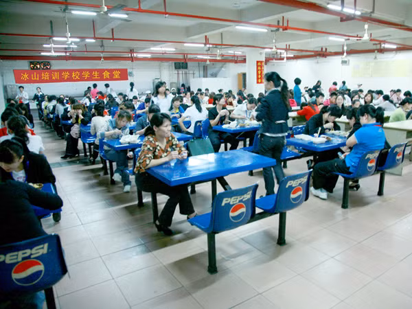 Canteen tại Trung Quốc thì trông có vẻ lộn xộn hơn rất nhiều.