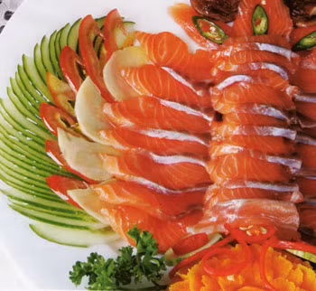 Cá nước lạnh giúp cung cấp lượng axit béo omega-3, nên ăn các loại cá nước lạnh như: cá hồi, cá trích, cá mòi, cá trổng, các ngừ (không ăn nhiều hơn 1 lần trong tuần) và cá thu. Xem thêm: Những loại trái cây cực tốt cho “đấng mày râu"/ Chùm ảnh: Những thực phẩm ngăn ngừa bệnh viêm khớp hiệu quả