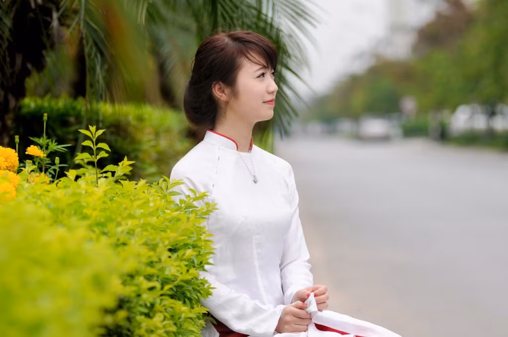 Tuyết Ngân là người tính tình hoạt bát, dễ gần và năng động trong các hoạt động tập thể. Thí sinh Tuyết Ngân mang đến cuộc thi những tà áo dài thướt tha của người con gái Việt