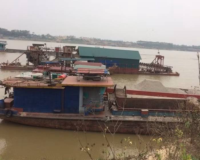 Chủ tịch Hà Nội: Tàu khai thác cát lậu hoạt động cách tàu công an có hơn 10m ảnh 2