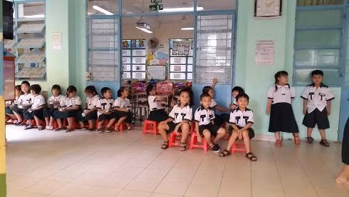 Các cháu học sinh của trường tiểu học Lương Thế Vinh mặc đồng phục trong giờ chơi (Ảnh minh họa của T.Q) Các cháu học sinh của trường tiểu học Lương Thế Vinh mặc đồng phục trong giờ chơi (Ảnh minh họa của T.Q)