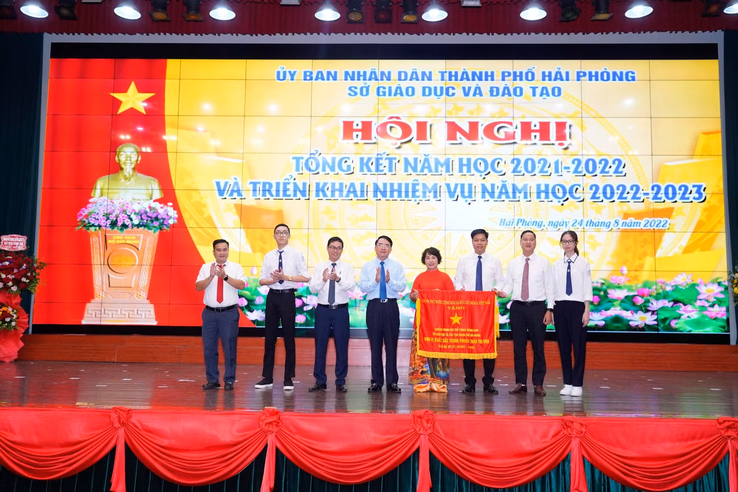 Uỷ ban nhân dân thành phố trao cờ của Chính phủ tặng đơn vị xuất sắc trong phong trào thi đua cho trường Trung học phổ thông Thăng Long (Ảnh: LT)