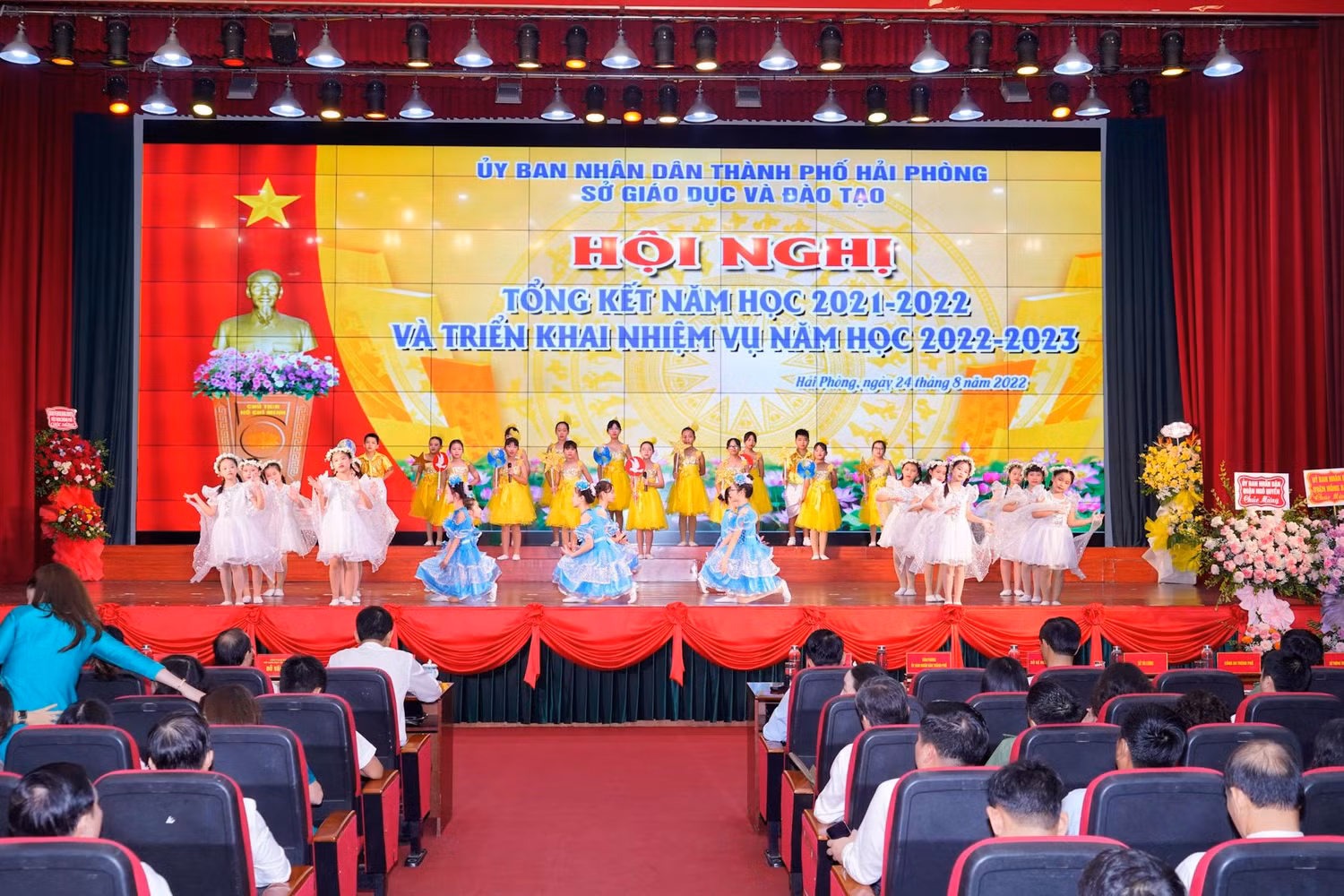 Các tiết mục văn nghệ chào mừng hội nghị tổng kết năm học của Sở Giáo dục và Đào tạo Hải Phòng ( Ảnh: LT)