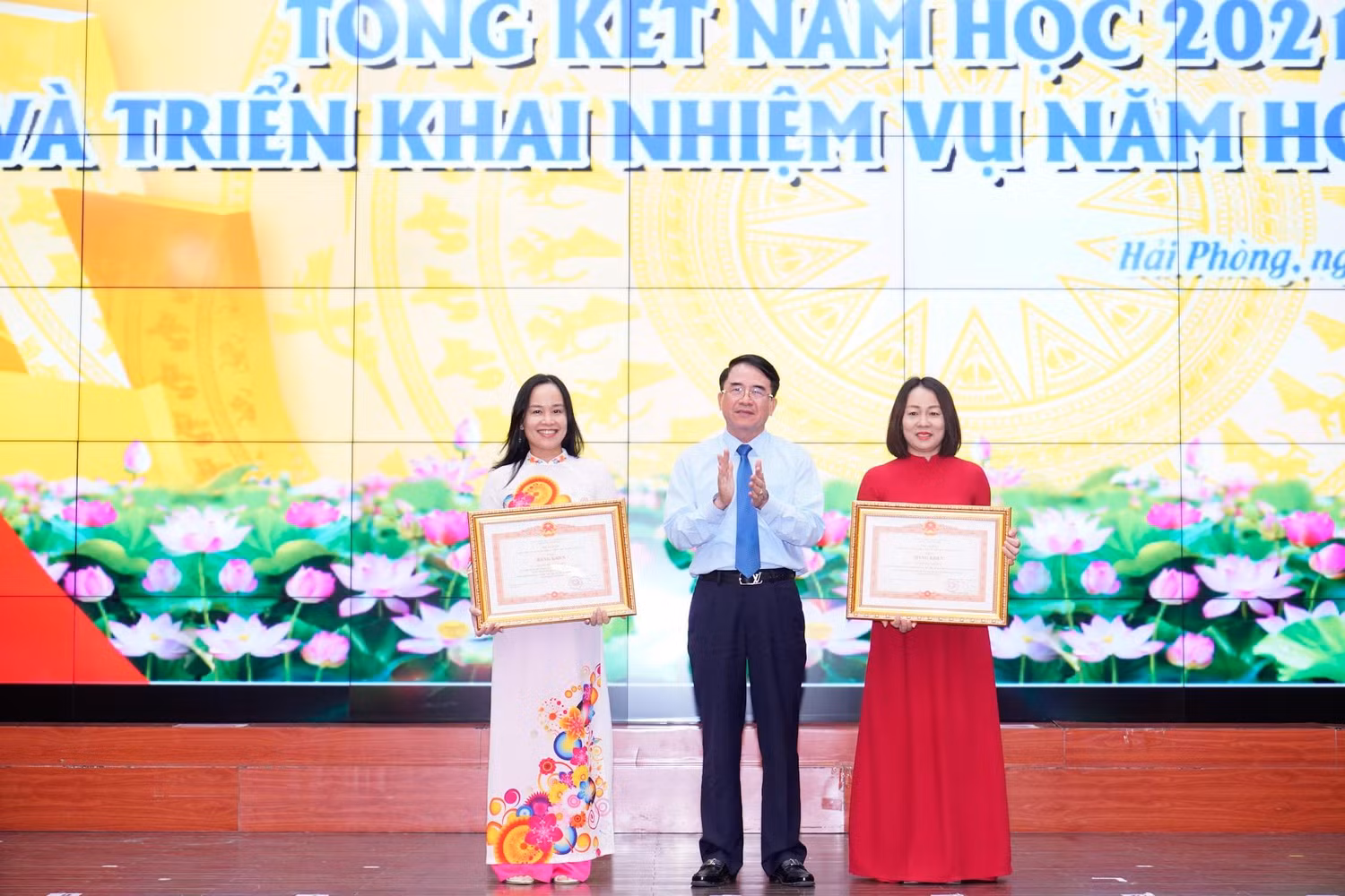 Ông Lê Khắc Nam - Phó chủ tịch Uỷ ban nhân dân thành phố Hải Phòng trao bằng khen tặng các cá nhân có thành tích xuất sắc (Ảnh: LT)