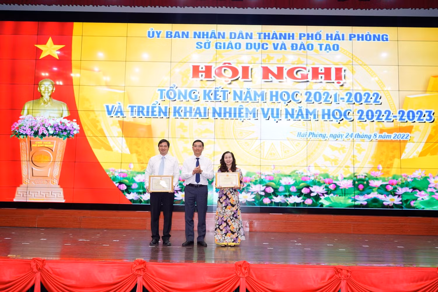 Giám đốc Sở Giáo dục và Đào tạo Hải Phòng trao bằng khen tặng các đơn vị (Ảnh: LT)