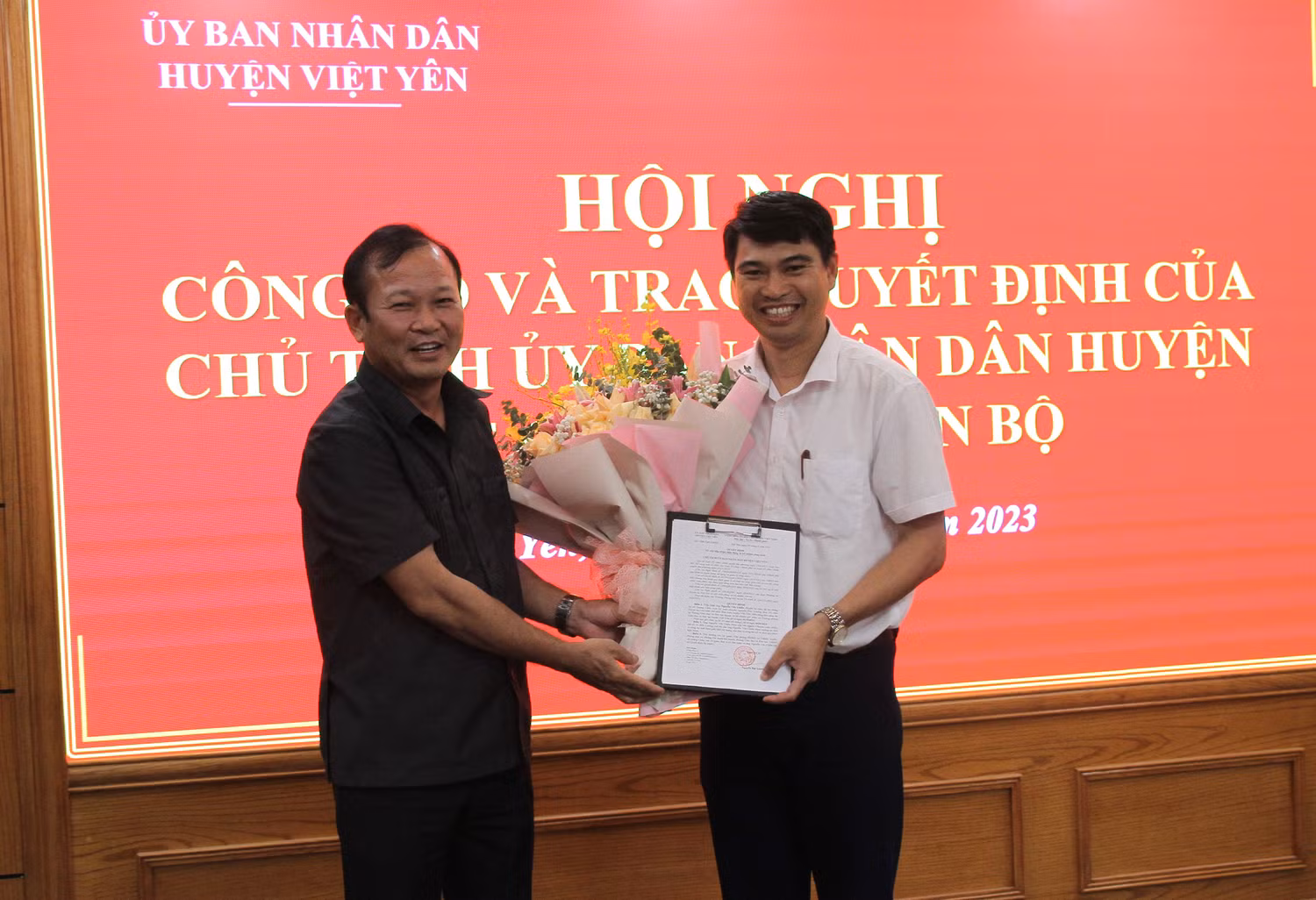 1693580637151_Đồng chí Nguyễn Đại Lượng, Phó Bí thư Huyện ủy, Chủ tịch UBND huyện trao Quyết định và tặng hoa chúc mừng đồng chí Nguyễn Văn Chiến.JPG.jpg