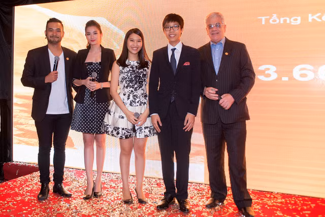 Trúc Diễm, Petey Nguyễn cùng các thành viên sáng lập quỹ tại Việt Nam.