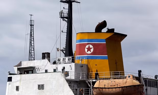 Tàu chở hàng Triều Tiên bị giữ tại Panama sau khi phát hiện chở vũ khí không khai báo. Ảnh Guardian. Tàu chở hàng Triều Tiên bị giữ tại Panama sau khi phát hiện chở vũ khí không khai báo. Ảnh Guardian.