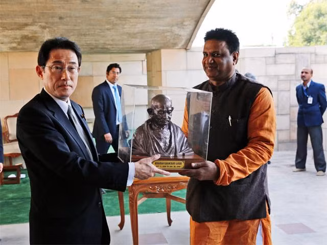 Ngoại trưởng Kishida (trái) thăm đài tưởng niệm Ganhdi ở New Delhi, Ấn Độ hôm 16/1.