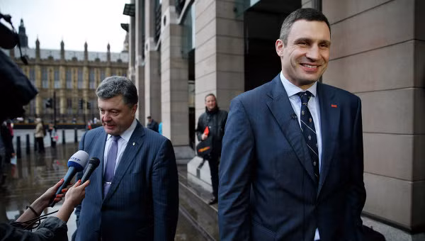 Tổng thống Ukraine Petro Poroshenko (trái) và Thị trưởng Kiev Vitali Klitschko.
