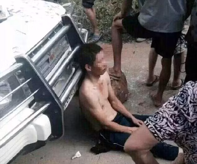 Người dân chặn xe tuần tra của cảnh sát, ngăn đưa những kẻ trộm chó về đồn khi chưa được bồi thường.