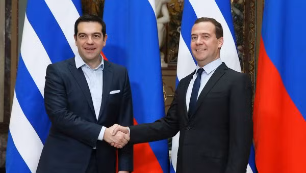 Thủ tướng Hy Lạp Alexis Tsipras (trái) và Thủ tướng Nga Dmitry Medvedev. Ảnh Rian.