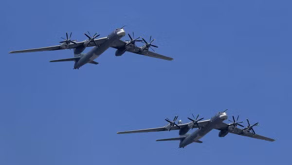 Máy bay ném bom hạt nhân chiến lược Tu-95 của Nga. Ảnh Rian. Máy bay ném bom hạt nhân chiến lược Tu-95 của Nga. Ảnh Rian.
