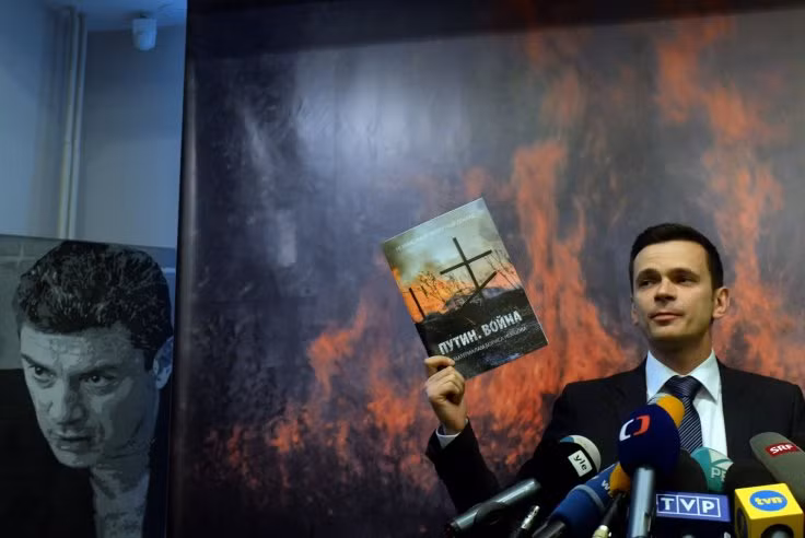 Ilya Yashin, một nhà hoạt động chính trị tự do ở Nga và từng làm việc chặt chẽ với Nemtsov, công bố báo cáo của ông Nemtsov tại Moscow ngày 12/5. Ilya Yashin, một nhà hoạt động chính trị tự do ở Nga và từng làm việc chặt chẽ với Nemtsov, công bố báo cáo của ông Nemtsov tại Moscow ngày 12/5.