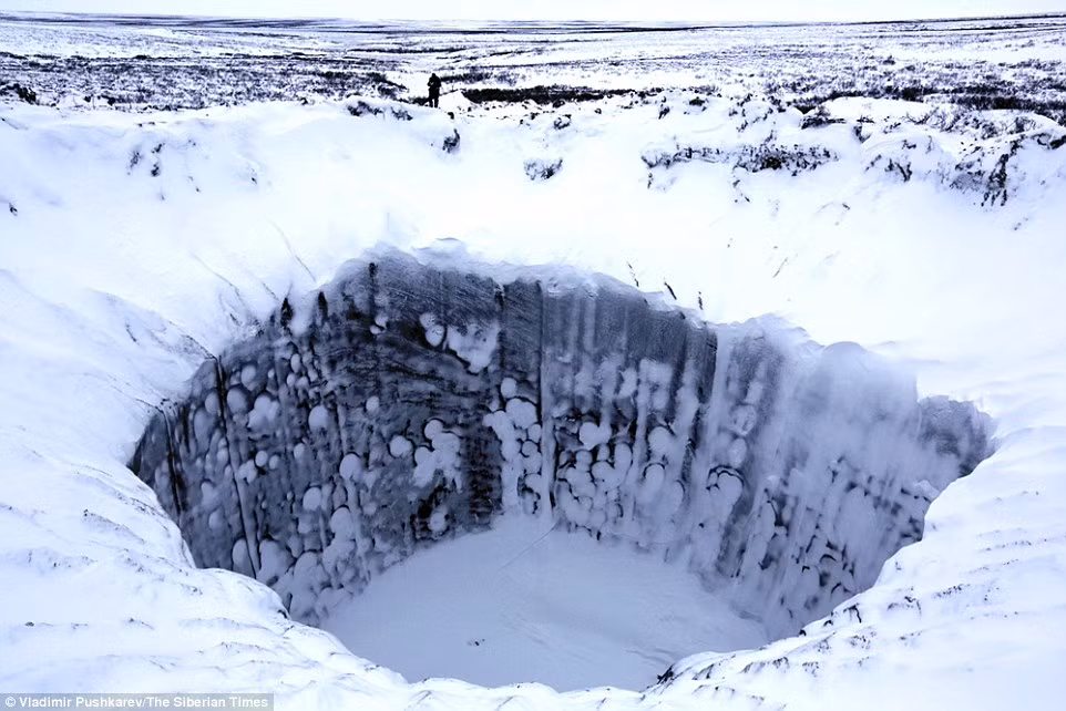 Miệng hố khổng lồ tại Siberia được tuyết phủ trắng.