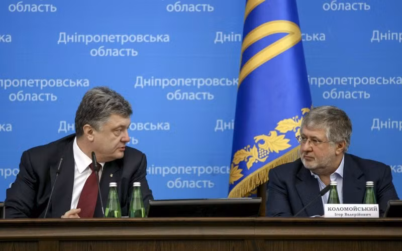 Tổng thống Ukraine Petro Poroshenko (trái) và tỷ phú Igor Kolomoisky.