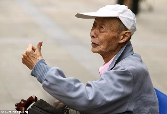 Cụ ông Wang Xia vẫn đi thi đại học dù sức khỏe trong những năm gần đây đã suy giảm nhiều khiến ông phải ngồi xe lăn, chống gậy. Cụ ông Wang Xia vẫn đi thi đại học dù sức khỏe trong những năm gần đây đã suy giảm nhiều khiến ông phải ngồi xe lăn, chống gậy.