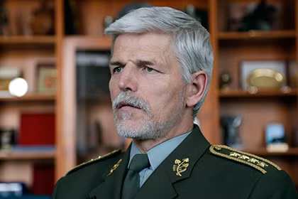 Chủ tịch Ủy ban Quân vụ NATO, tướng người Czech Peter Paul. Chủ tịch Ủy ban Quân vụ NATO, tướng người Czech Peter Paul.