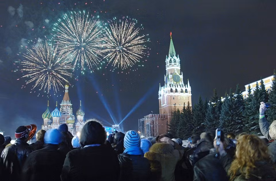 Tháp đồng hồ trên điện Kremlin được thắp sáng trong đêm.