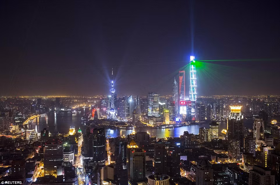 Khu tài chính Lujiazui của Phố Đông ở Thượng Hải với màn trình diễn ánh sáng mừng năm mới.
