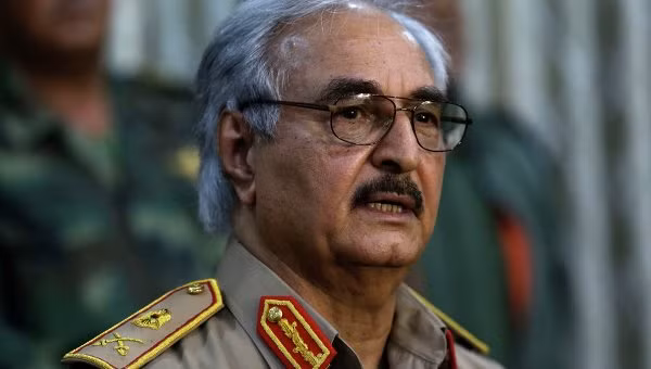 Tướng Khalifa Haftar vẫn trung thành với lãnh đạo Gaddafi sau khi chính quyền của ông bị sụp đổ và bị giết. Tướng Khalifa Haftar vẫn trung thành với lãnh đạo Gaddafi sau khi chính quyền của ông bị sụp đổ và bị giết.