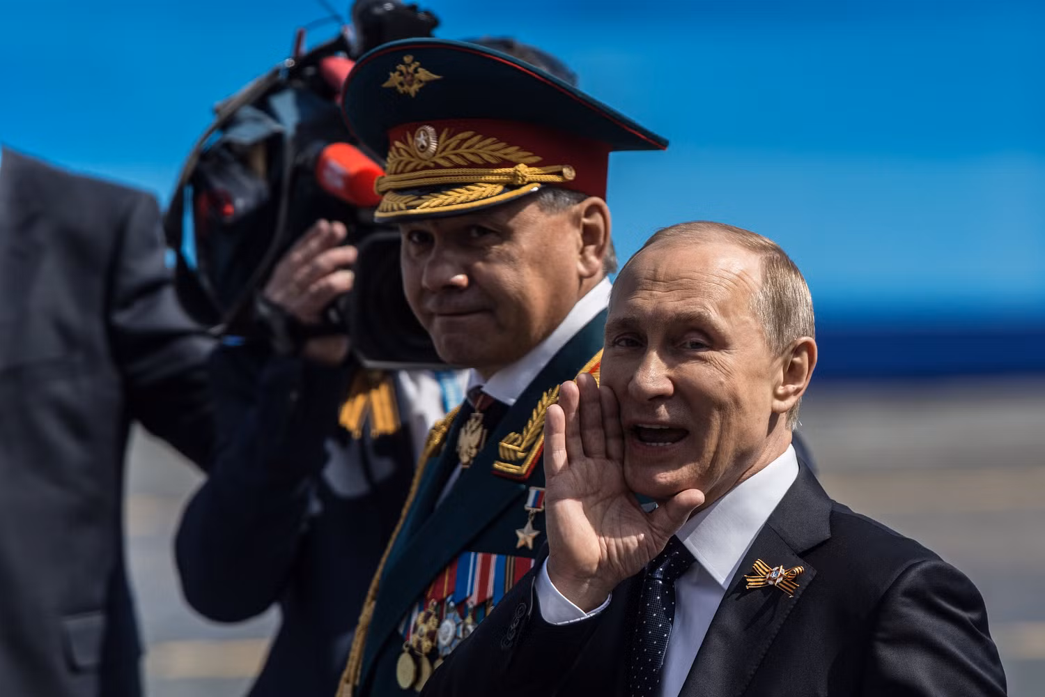 Tổng thống Nga Vladimir Putin và Bộ trưởng Quốc phòng Sergei Shoigu (trái). Ảnh Business Insider.