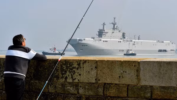 Tàu Mistral. Ảnh Rian. Tàu Mistral. Ảnh Rian.