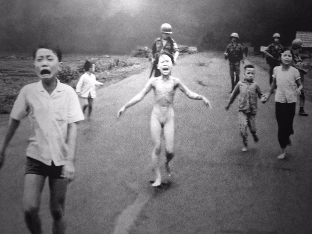 Bức ảnh "Em bé Napal" được chụp tại làng Trảng Bàng, Tây Ninh ngày 8/6/1972 của nhiếp ảnh gia Nick Út. Bức ảnh này đã đem lại cho tác giả giải thưởng Pulitzer. Đây được đánh giá là một bức ảnh mang tính biểu tượng nhất về cuộc chiến tranh phi nghĩa của Mỹ tại Việt Nam. Bức ảnh "Em bé Napal" được chụp tại làng Trảng Bàng, Tây Ninh ngày 8/6/1972 của nhiếp ảnh gia Nick Út. Bức ảnh này đã đem lại cho tác giả giải thưởng Pulitzer. Đây được đánh giá là một bức ảnh mang tính biểu tượng nhất về cuộc chiến tranh phi nghĩa của Mỹ tại Việt Nam.