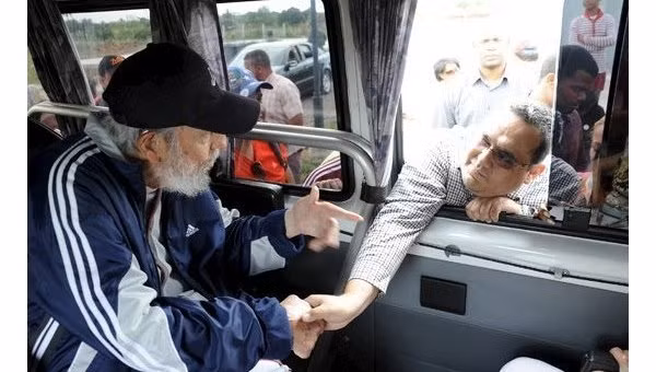 Nhà cựu lãnh đạo Cuba Fidel Castro gặp gỡ các em học sinh trong phái đoàn Venezuela thăm Cuba.