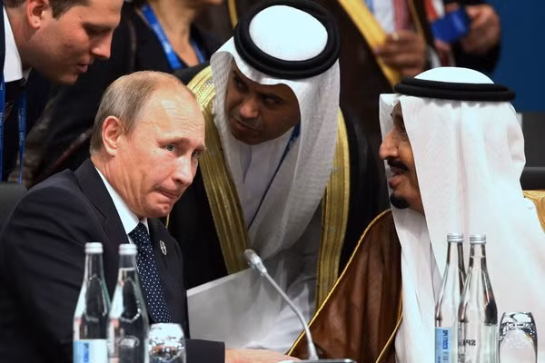 Tổng thống Vladimir V. Putin của Nga (trái) và Vua Salman, người vừa kế vị ngai vàng của Ả Rập Saudi. Tổng thống Vladimir V. Putin của Nga (trái) và Vua Salman, người vừa kế vị ngai vàng của Ả Rập Saudi.