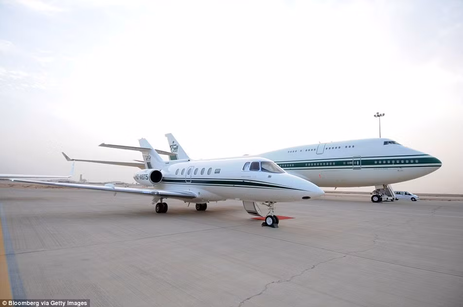 Một máy bay Hawker (trái) và một chiếc Boeing 747 của Hoàng tử Alwaleed bin Talal ngồi trên đường băng tại nhà ga hàng không tư nhân ở Riyadh, Ả Rập Saudi ngày 27 tháng 4 năm 2010.