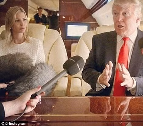 Tỉ phú Trump và con dâu Lara Yunaska trong cuộc phỏng vấn trên chuyên cơ Boeing 757.
