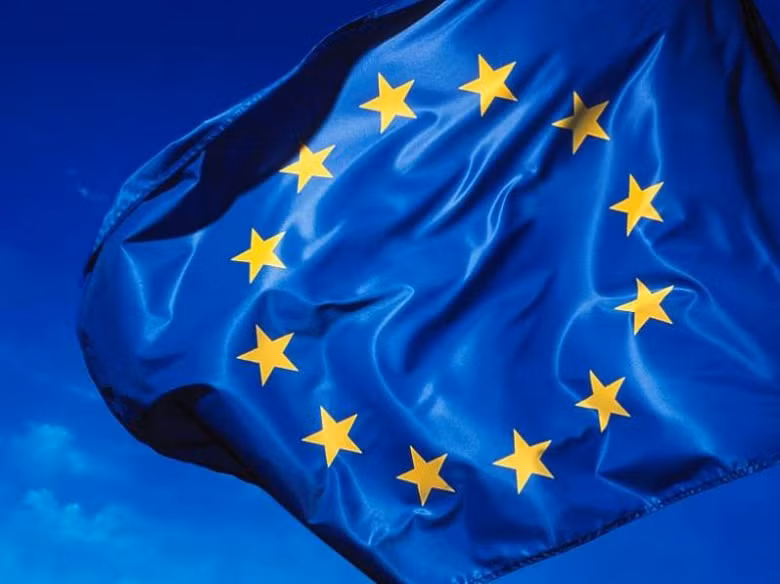 Eurozone đang đối mặt với nguy cơ tan rã vì các thành viên của nó không thể giải quyết được các vấn đề cấp bách kéo dài. Eurozone đang đối mặt với nguy cơ tan rã vì các thành viên của nó không thể giải quyết được các vấn đề cấp bách kéo dài.