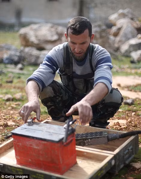 Ngoài lực lượng Assad, phiến quân Syria còn phải chiến đấu chống lại cả những kẻ khủng bố IS.