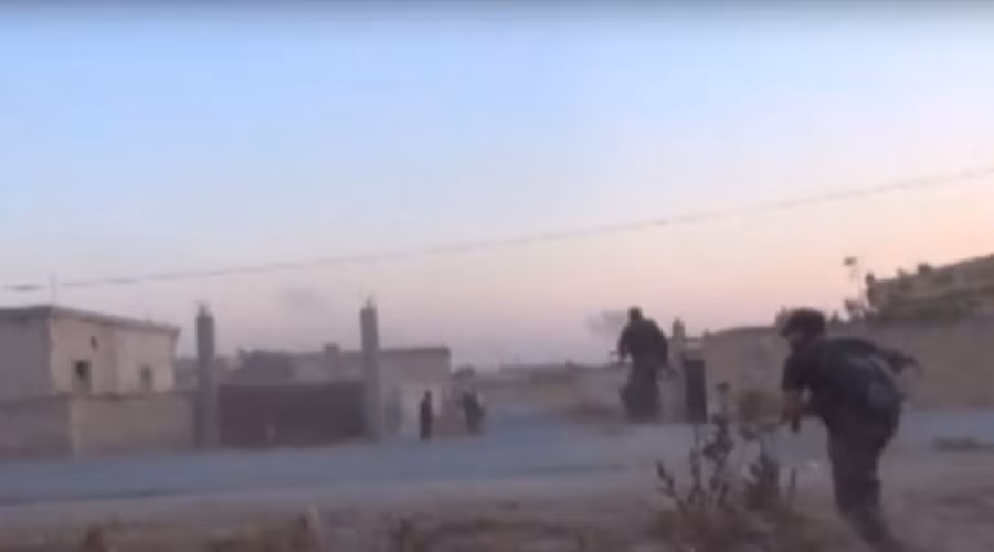 Trận chiến dữ dội xung quanh căn cứ không quân Kweires gần Aleppo. Ảnh RT Trận chiến dữ dội xung quanh căn cứ không quân Kweires gần Aleppo. Ảnh RT