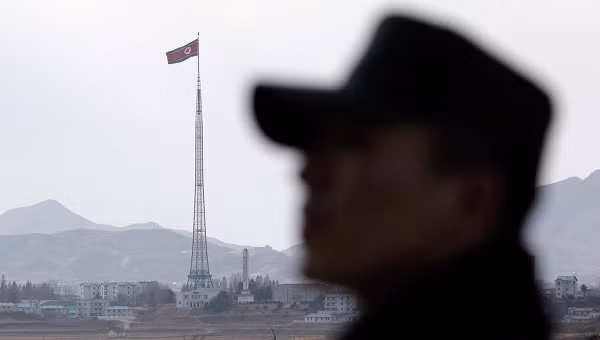 Quốc kỳ Triều Tiên trên biên giới với Hàn Quốc. Ảnh Rian.