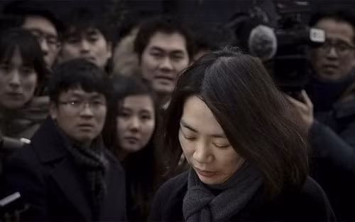 Cho Huyn-ah, người gây phẫn nộ trong công chúng Hàn Quốc về thái độ ngang ngược sau sự cố trên một chuyến bay của hãng hồi đầu tháng trước. Cho Huyn-ah, người gây phẫn nộ trong công chúng Hàn Quốc về thái độ ngang ngược sau sự cố trên một chuyến bay của hãng hồi đầu tháng trước.