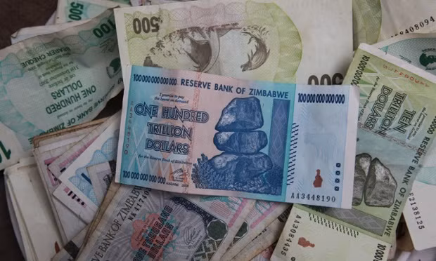 Trong đỉnh cao của thời kỳ siêu lạm phát, Zimbabwe đã phải phát hành cả đồng 100 nghìn tỉ đô la Zimbabwe. Trong đỉnh cao của thời kỳ siêu lạm phát, Zimbabwe đã phải phát hành cả đồng 100 nghìn tỉ đô la Zimbabwe.