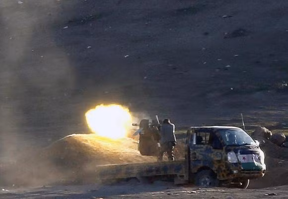 Phiến quân Syria chiến đấu với IS ở Kobani ngày 4/11/2014.