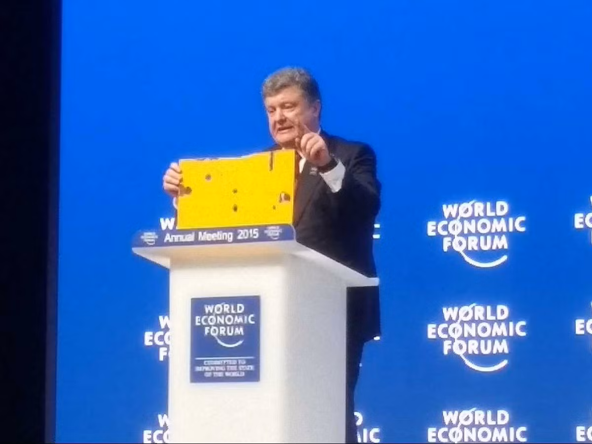 Ông Poroshenko trưng mảnh vỡ còn lại của chiếc xe bus tại Davos. Ông Poroshenko trưng mảnh vỡ còn lại của chiếc xe bus tại Davos.