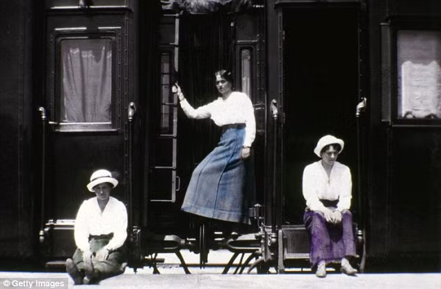 Maria, Olga và Tatiana Romanov.
