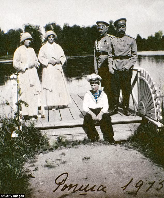 Một bức hình hiếm hoi của gia đình Sa hoàng Nicholas II.